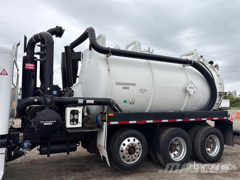 Peterbilt 335 6x4 Vacuum Tanker Truck Saug- und Druckwagen