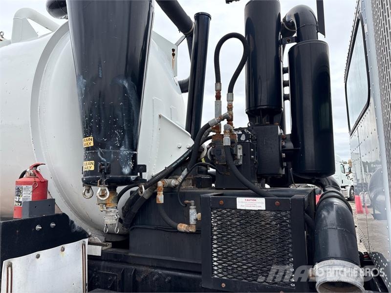 Peterbilt 335 6x4 Vacuum Tanker Truck Saug- und Druckwagen