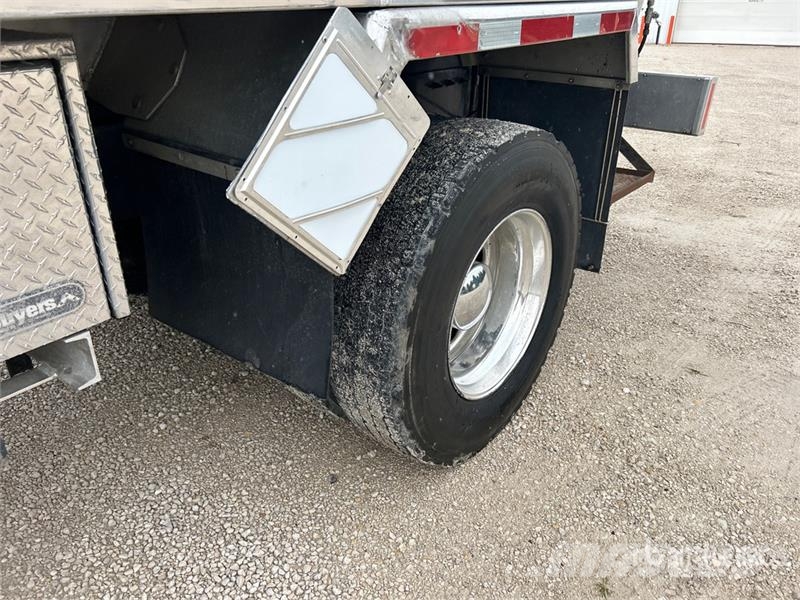 Peterbilt 337 2800 gal 4x2 Fuel Truck タンカートラック