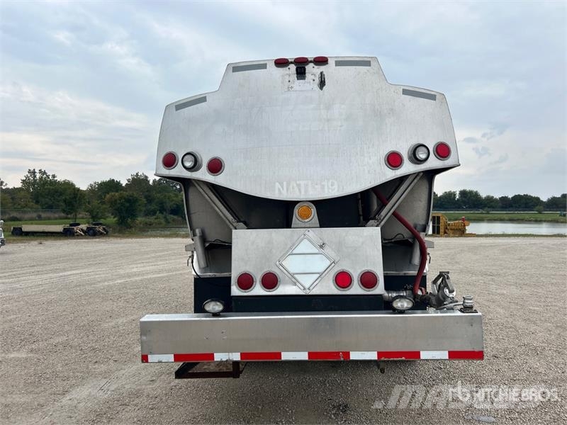 Peterbilt 337 2800 gal 4x2 Fuel Truck タンカートラック