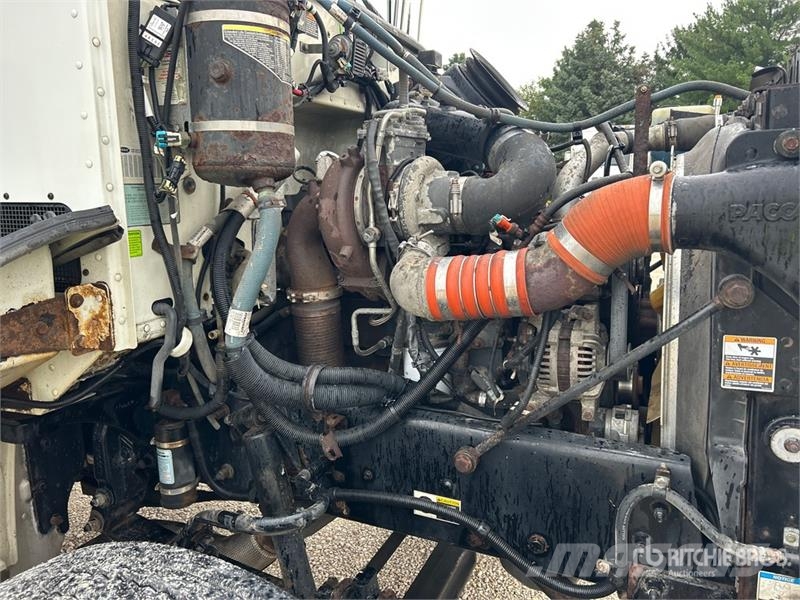 Peterbilt 337 2800 gal 4x2 Fuel Truck タンカートラック