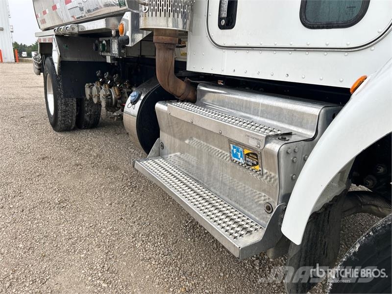 Peterbilt 337 2800 gal 4x2 Fuel Truck タンカートラック