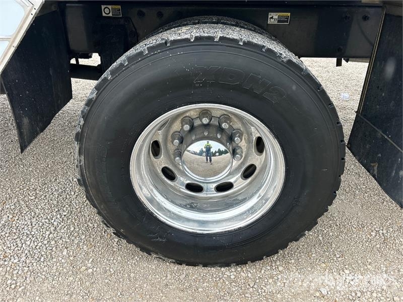 Peterbilt 337 2800 gal 4x2 Fuel Truck タンカートラック