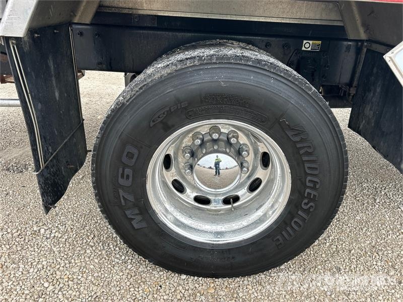 Peterbilt 337 2800 gal 4x2 Fuel Truck タンカートラック
