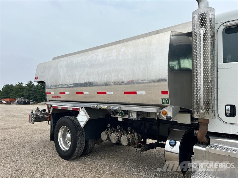 Peterbilt 337 2800 gal 4x2 Fuel Truck タンカートラック