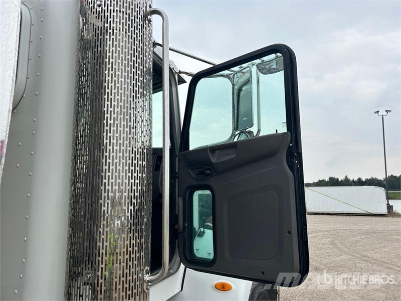 Peterbilt 337 2800 gal 4x2 Fuel Truck タンカートラック