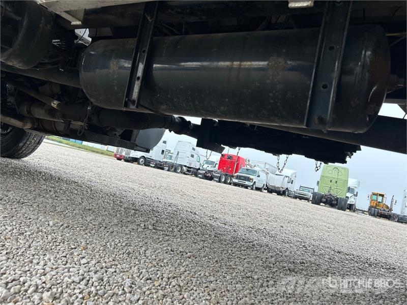 Peterbilt 337 2800 gal 4x2 Fuel Truck タンカートラック