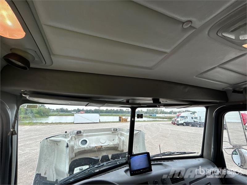 Peterbilt 337 2800 gal 4x2 Fuel Truck タンカートラック