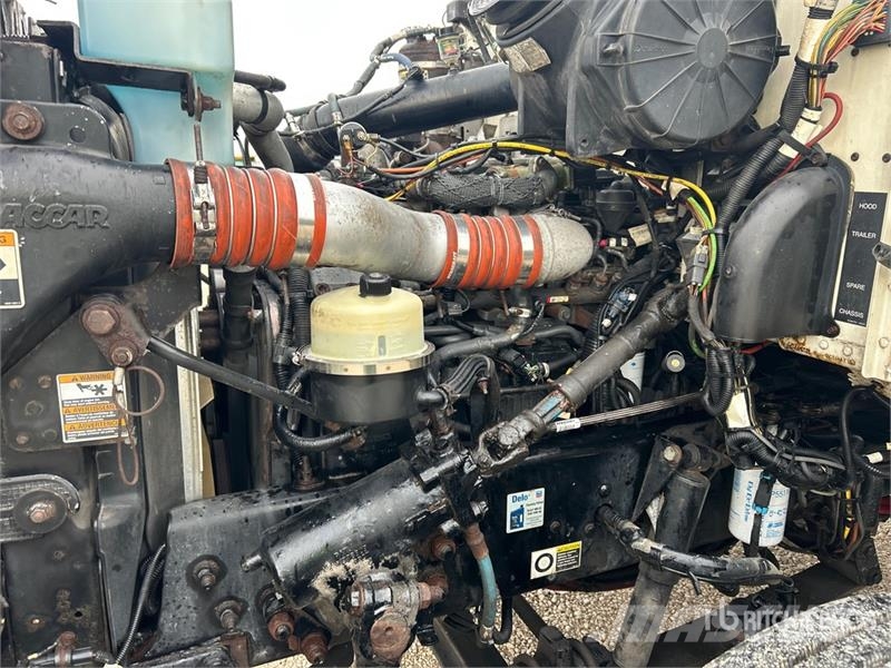 Peterbilt 337 2800 gal 4x2 Fuel Truck タンカートラック