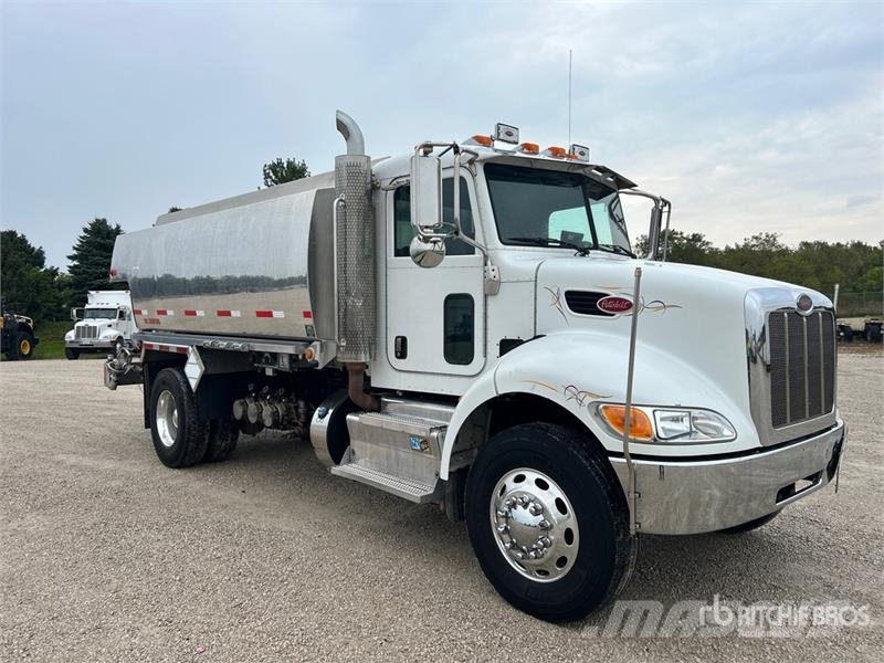 Peterbilt 337 2800 gal 4x2 Fuel Truck タンカートラック