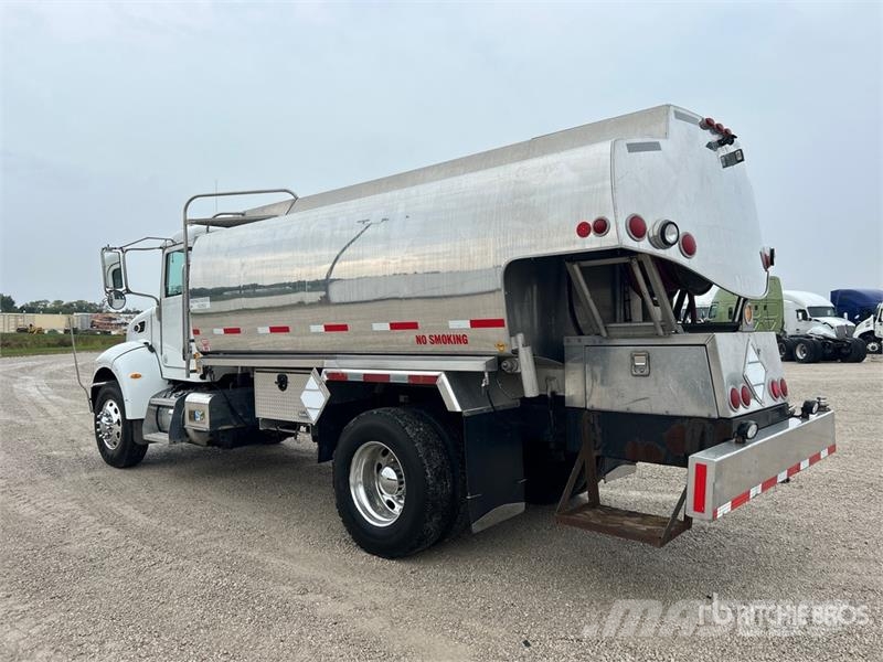 Peterbilt 337 2800 gal 4x2 Fuel Truck タンカートラック