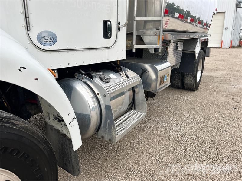 Peterbilt 337 2800 gal 4x2 Fuel Truck タンカートラック