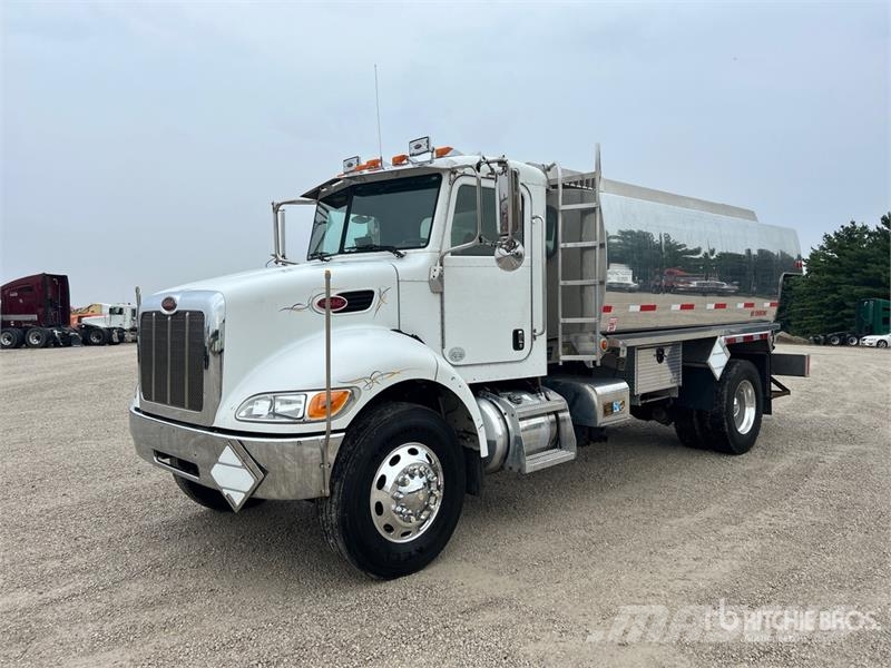 Peterbilt 337 2800 gal 4x2 Fuel Truck タンカートラック