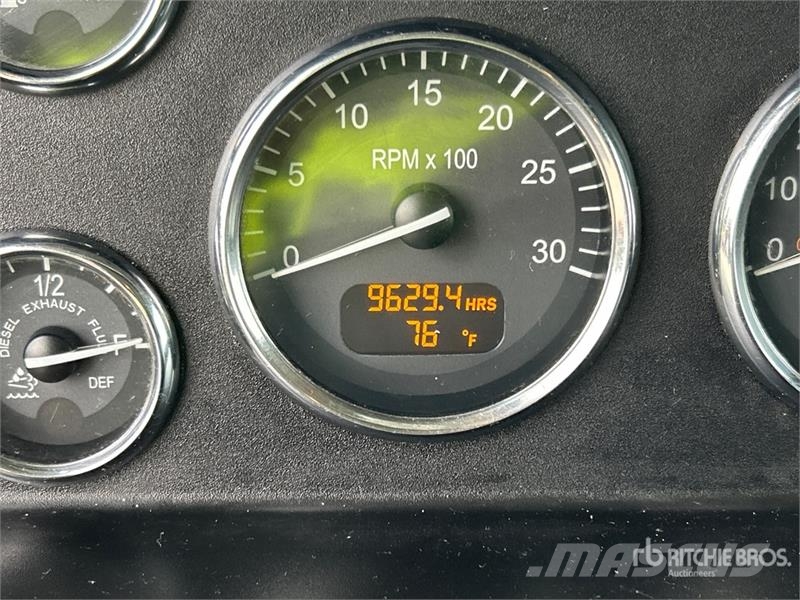 Peterbilt 337 2800 gal 4x2 Fuel Truck タンカートラック