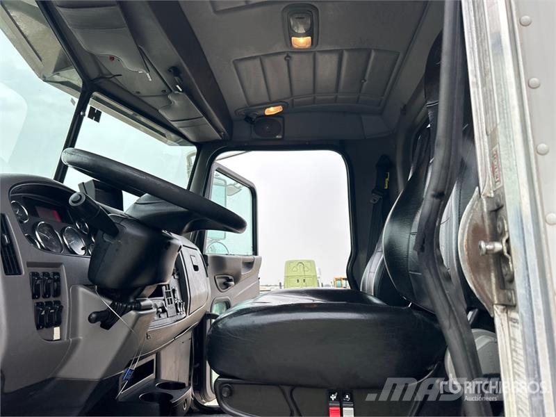 Peterbilt 337 2800 gal 4x2 Fuel Truck タンカートラック