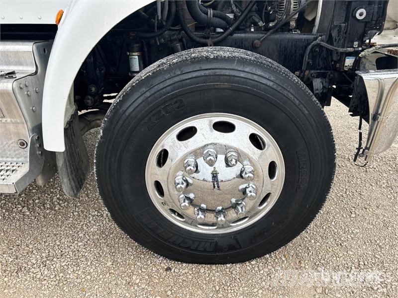 Peterbilt 337 2800 gal 4x2 Fuel Truck タンカートラック