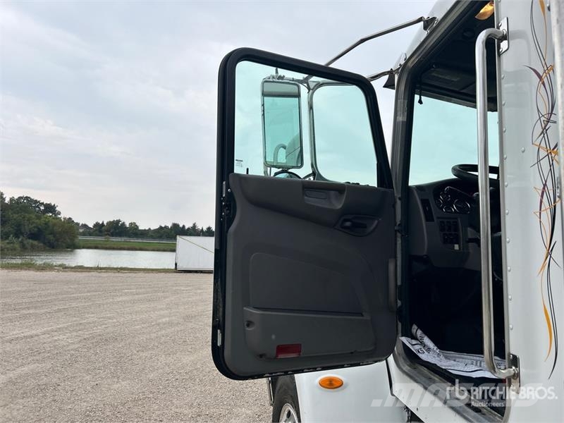 Peterbilt 337 2800 gal 4x2 Fuel Truck タンカートラック