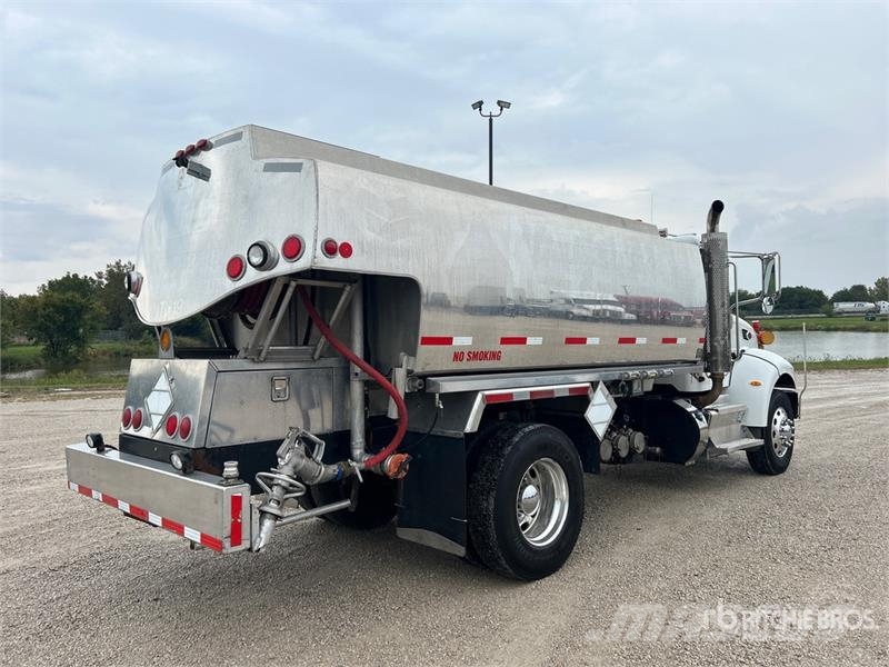 Peterbilt 337 2800 gal 4x2 Fuel Truck タンカートラック