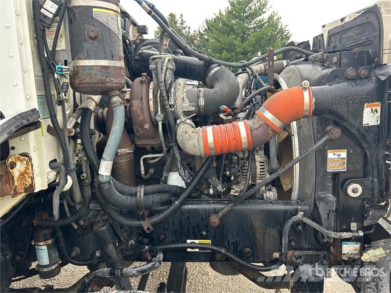 Peterbilt 337 2800 gal 4x2 Fuel Truck タンカートラック