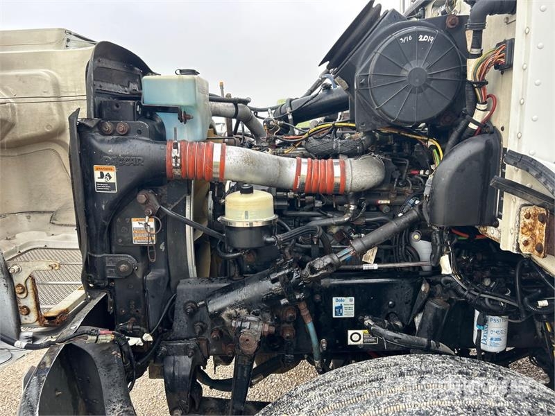 Peterbilt 337 2800 gal 4x2 Fuel Truck タンカートラック