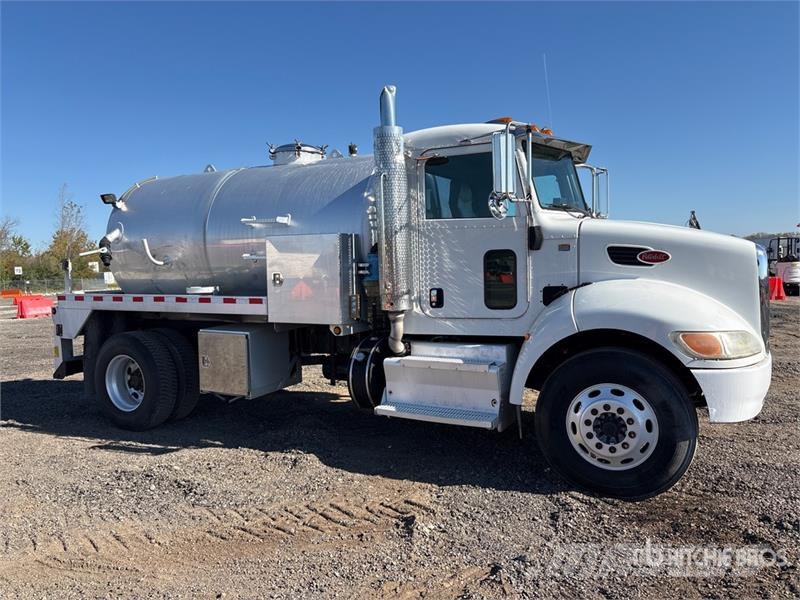 Peterbilt 337 4x2 Vacuum Tanker Truck コンバイン／バキュームトラック