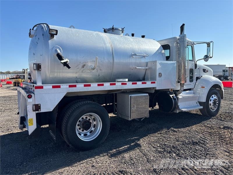 Peterbilt 337 4x2 Vacuum Tanker Truck コンバイン／バキュームトラック