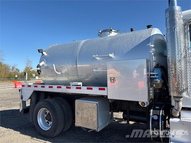 Peterbilt 337 4x2 Vacuum Tanker Truck コンバイン／バキュームトラック