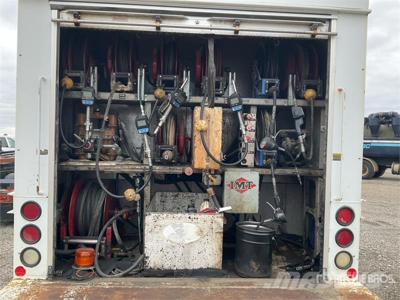 Peterbilt 348 4x2 Lube Truck Tanker trucks