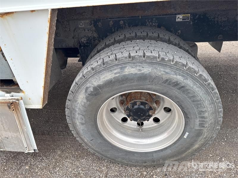Peterbilt 348 4x2 Lube Truck Tanker trucks