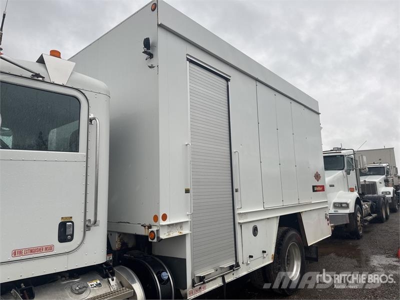 Peterbilt 348 4x2 Lube Truck Tanker trucks