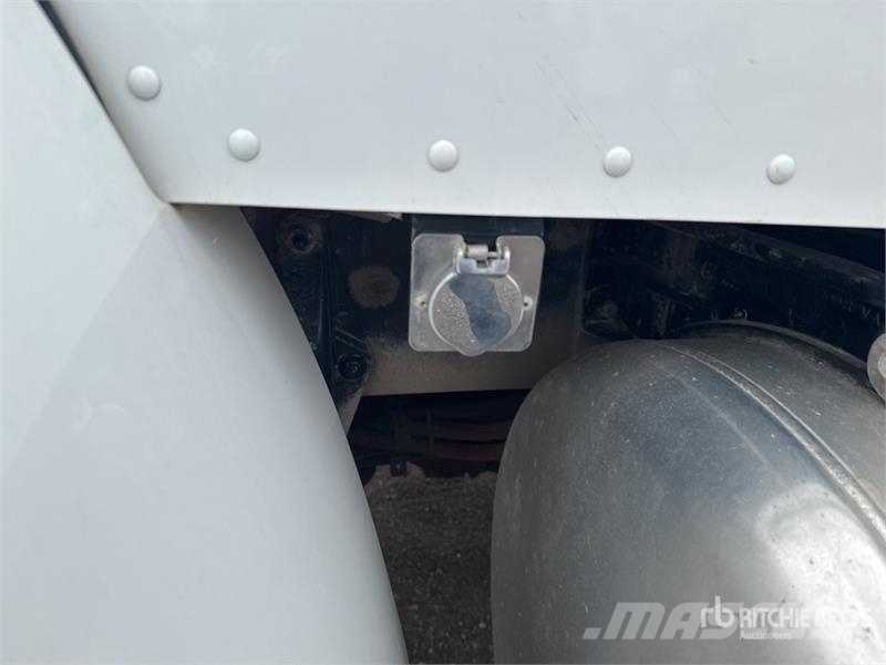 Peterbilt 348 4x2 Lube Truck Tanker trucks
