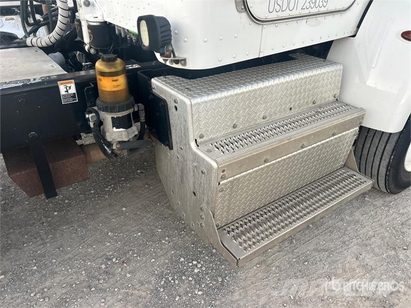 Peterbilt 348 4x2 S/A Day Cab Truck Tractor Truck Tractor Units