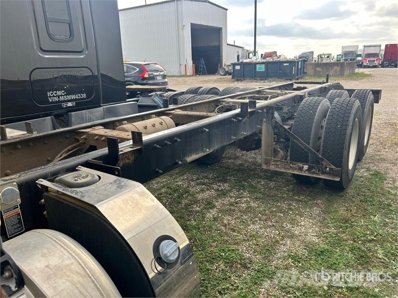 Peterbilt 348 6x4 Cab and Chassis キャビン及び内装