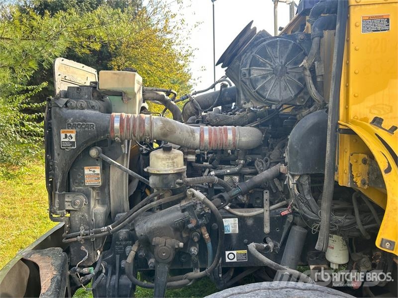Peterbilt 348 6x4 Cab and Chassis キャビン及び内装