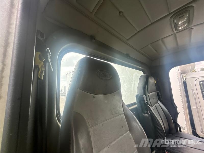 Peterbilt 348 6x4 Cab and Chassis キャビン及び内装