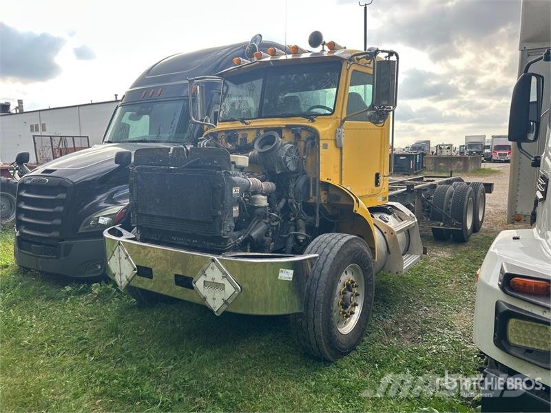 Peterbilt 348 6x4 Cab and Chassis キャビン及び内装