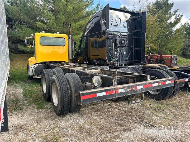 Peterbilt 348 6x4 Cab and Chassis キャビン及び内装