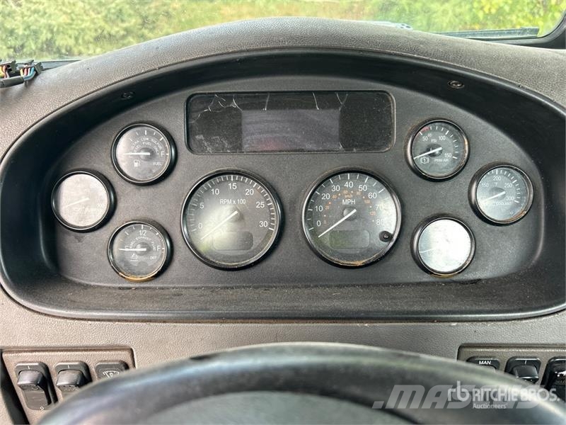 Peterbilt 348 6x4 Cab and Chassis キャビン及び内装