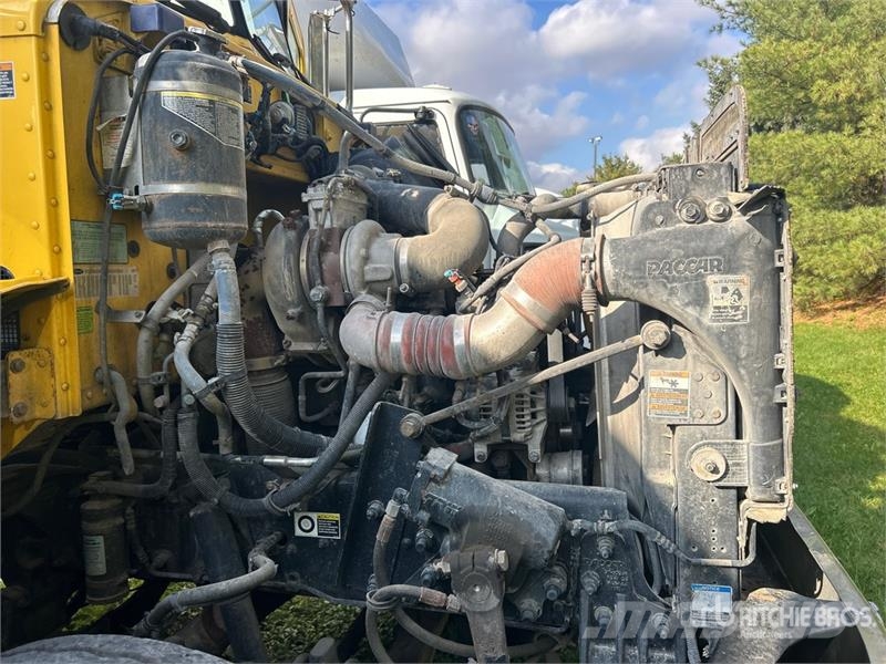 Peterbilt 348 6x4 Cab and Chassis キャビン及び内装