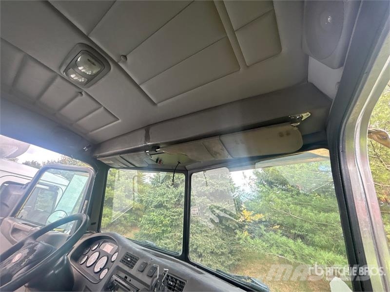 Peterbilt 348 6x4 Cab and Chassis キャビン及び内装