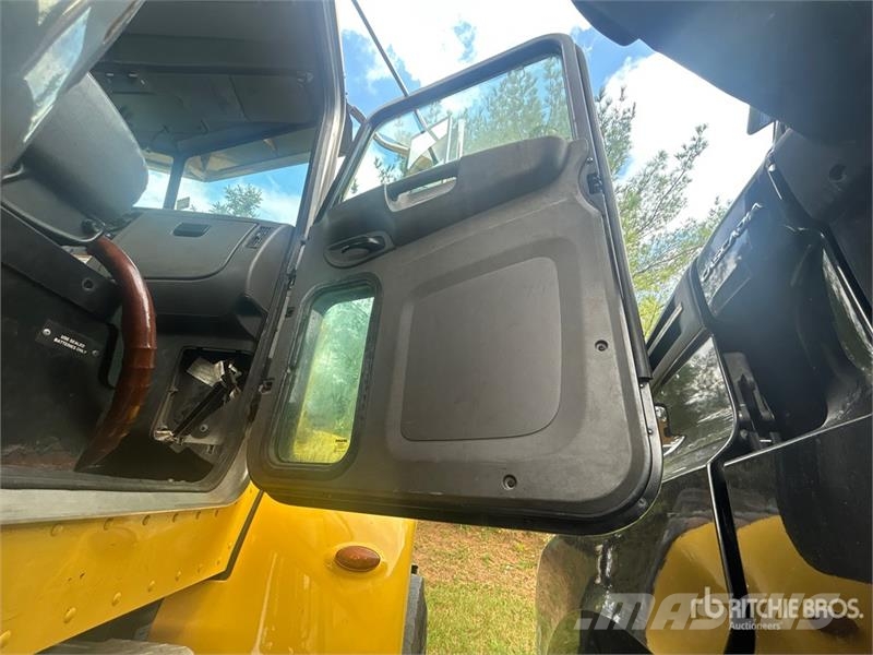 Peterbilt 348 6x4 Cab and Chassis キャビン及び内装