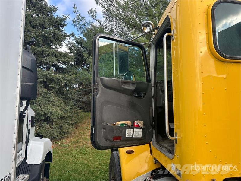 Peterbilt 348 6x4 Cab and Chassis キャビン及び内装