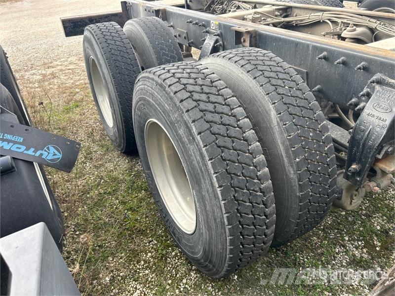 Peterbilt 348 6x4 Cab and Chassis キャビン及び内装