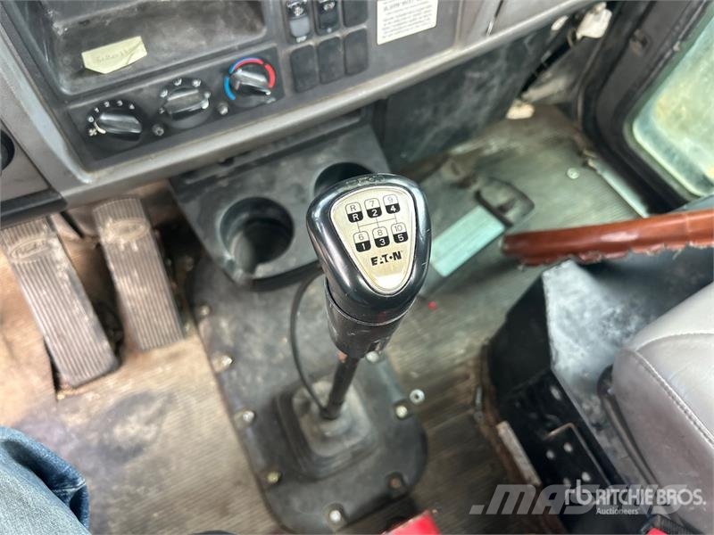 Peterbilt 348 6x4 Cab and Chassis キャビン及び内装
