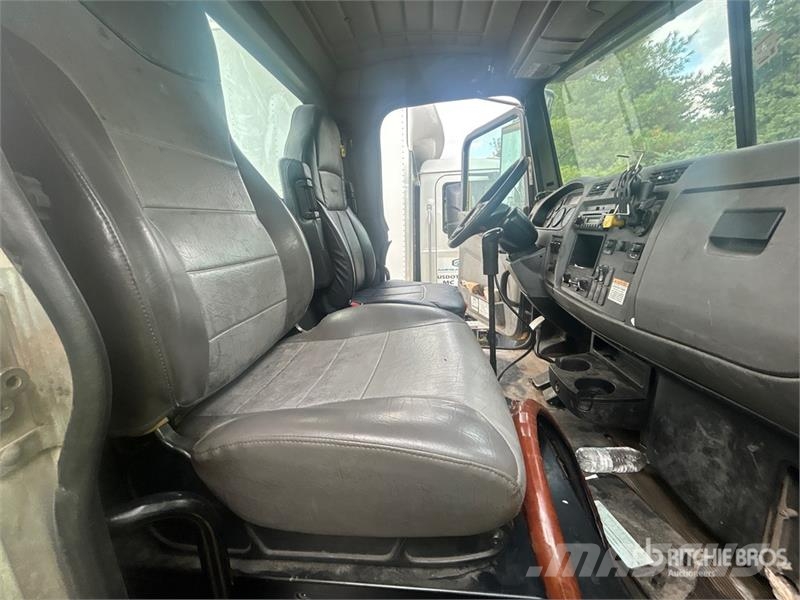 Peterbilt 348 6x4 Cab and Chassis キャビン及び内装