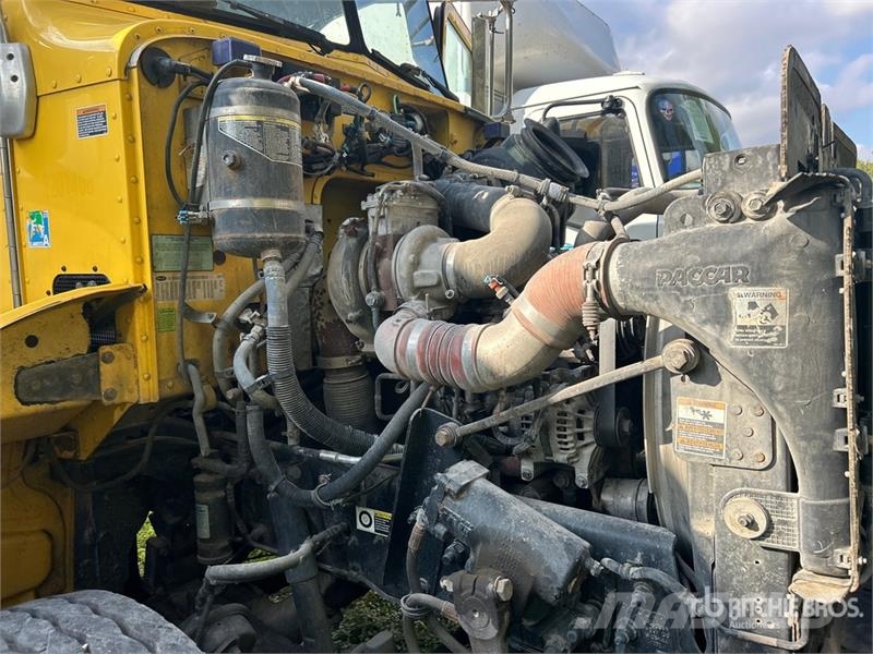 Peterbilt 348 6x4 Cab and Chassis キャビン及び内装