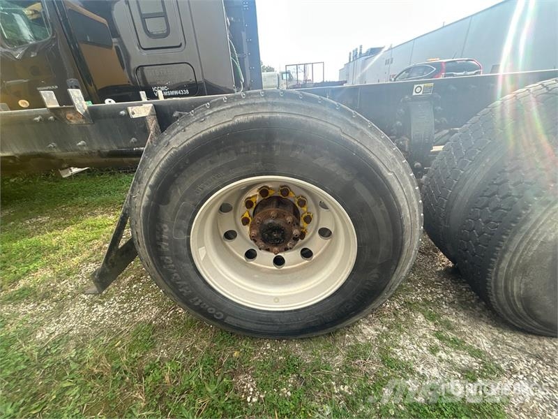 Peterbilt 348 6x4 Cab and Chassis キャビン及び内装