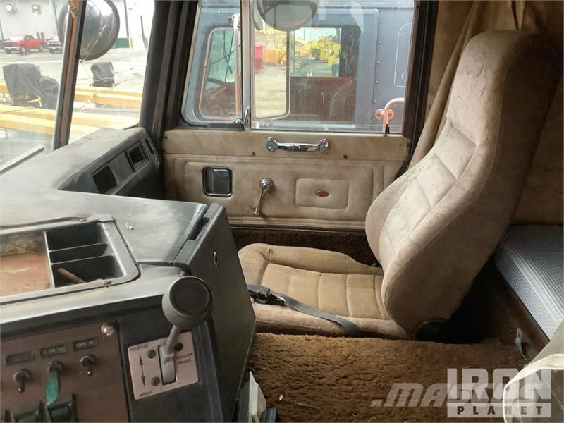 Peterbilt 362 6x4 T/A Cabover Day Cab Vilcēji