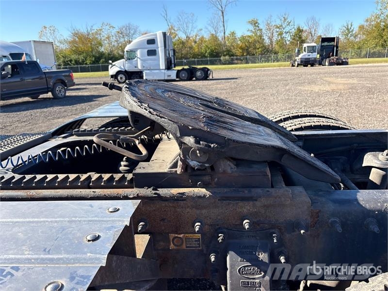 Peterbilt 384 Trekkers