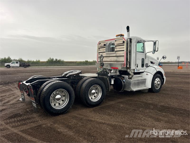 Peterbilt 384 Vetopöytäautot